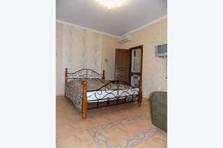 Гостиница Guest House Albatros Геленджик Стандартный трёхместный номер на первом этаже-1