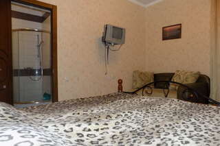 Гостиница Guest House Albatros Геленджик Стандартный трёхместный номер на первом этаже-4